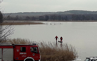 Chwile grozy na Jeziorze Klebarskim. Pod bojerem załamał się lód